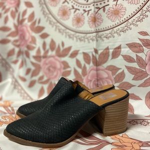 Dolce vita pointed black booties